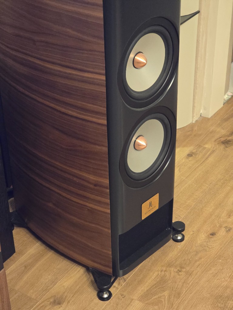 Tower Black Copper — detalj bakarnih zvučnika i drveta