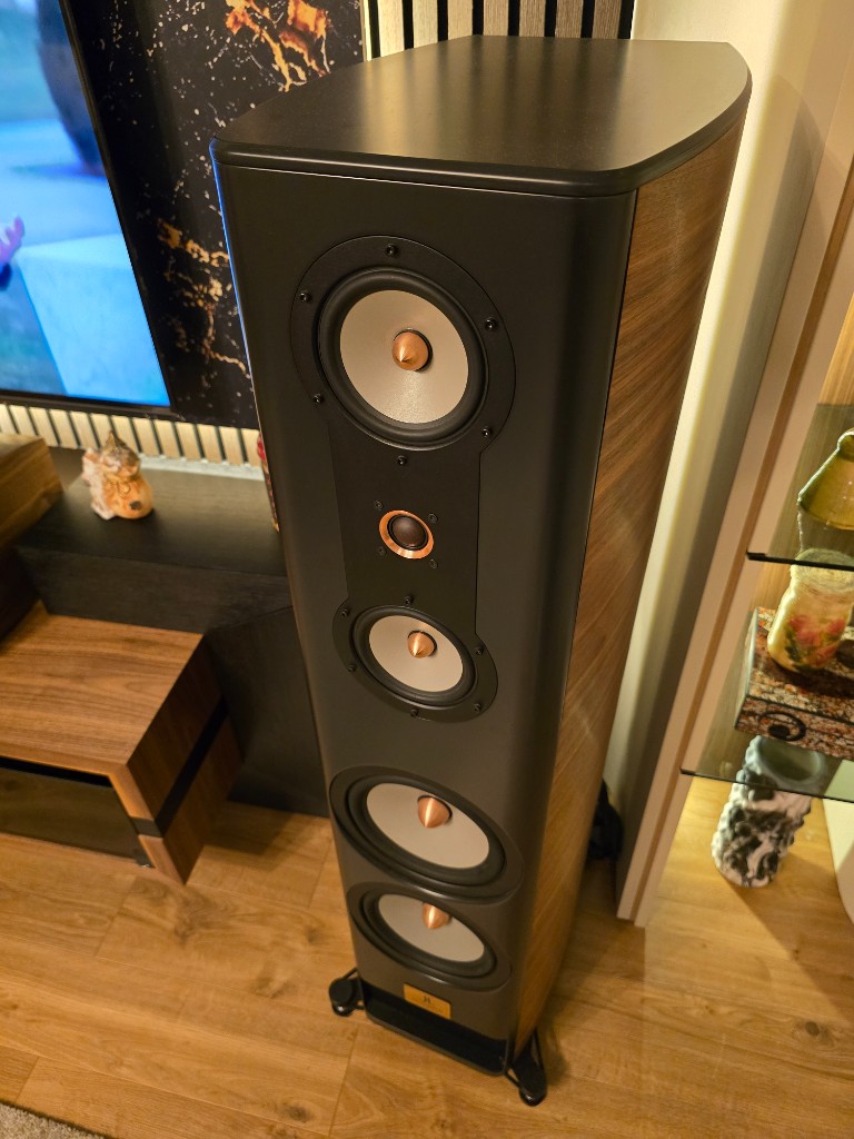 Crni podni zvučnik Tower Black Copper u dnevnoj sobi — Hunder Audio