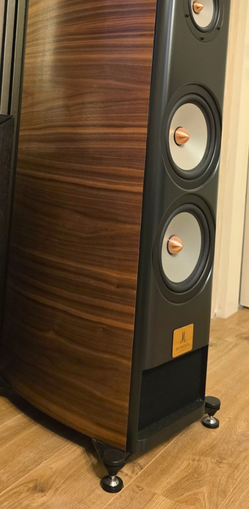 Par podnih zvučnika Tower Black Copper u prostoru za slušanje