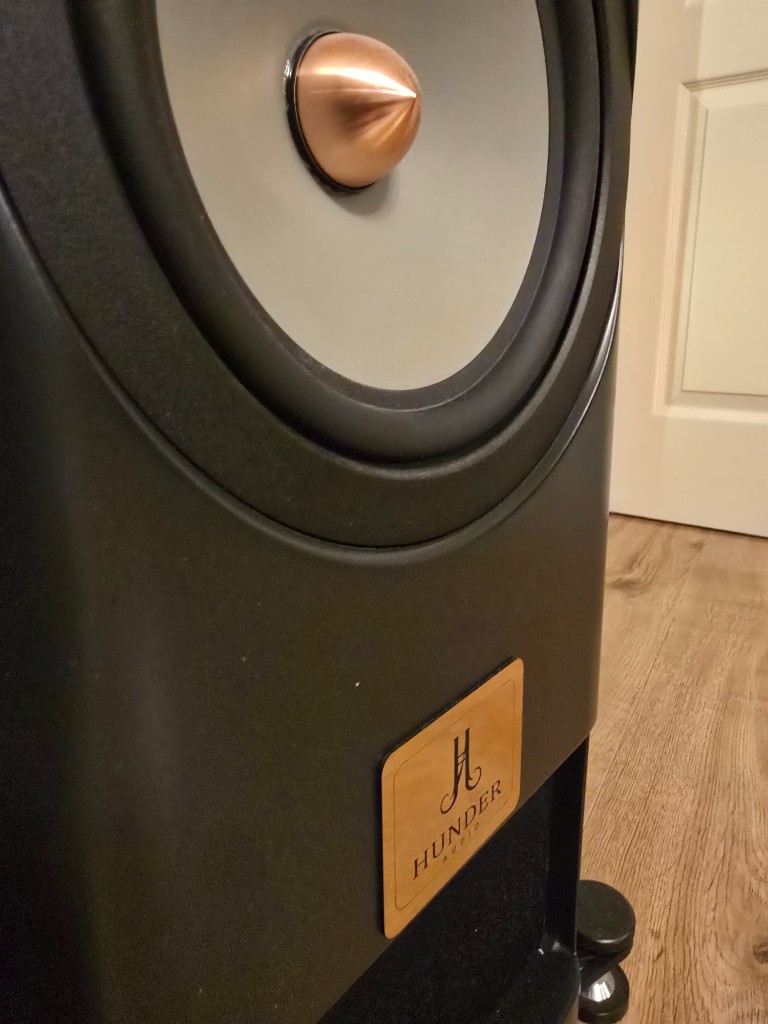 Podni zvučnik od oraha u dnevnoj sobi — Hunder Audio hi-fi demonstracija u Beogradu